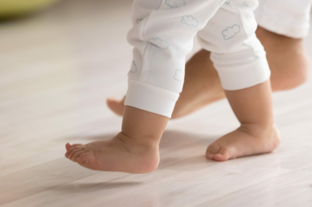 Ein Kleinkind lernt laufen